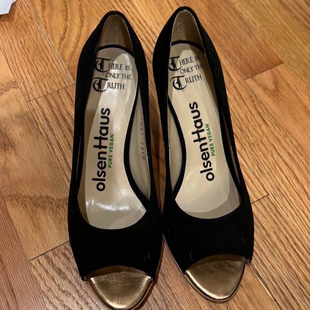 Olsenhaus vegan black and gold peep toe pumps